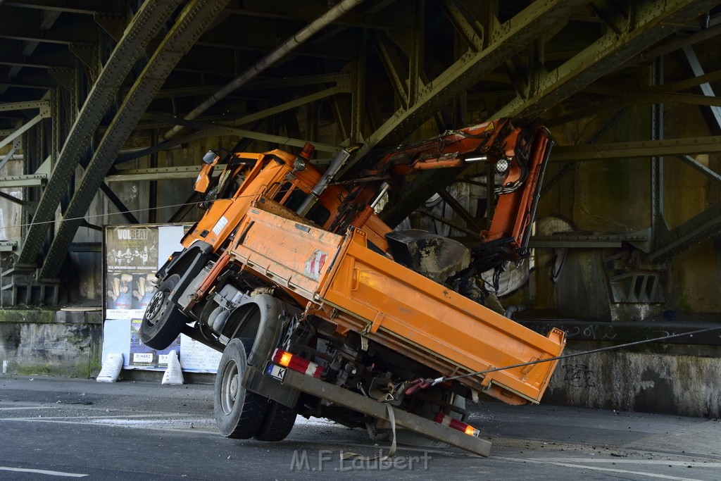 LKW blieb unter Bruecke haengen Koeln Deutz Deutz Muelheimerstr P069.JPG - Miklos Laubert